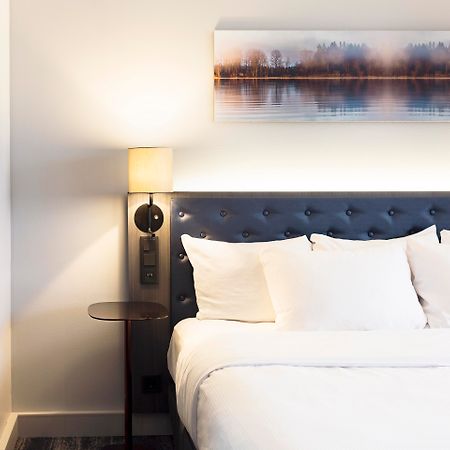 Hilton Helsinki Strand Kültér fotó A bedroom at the hotel