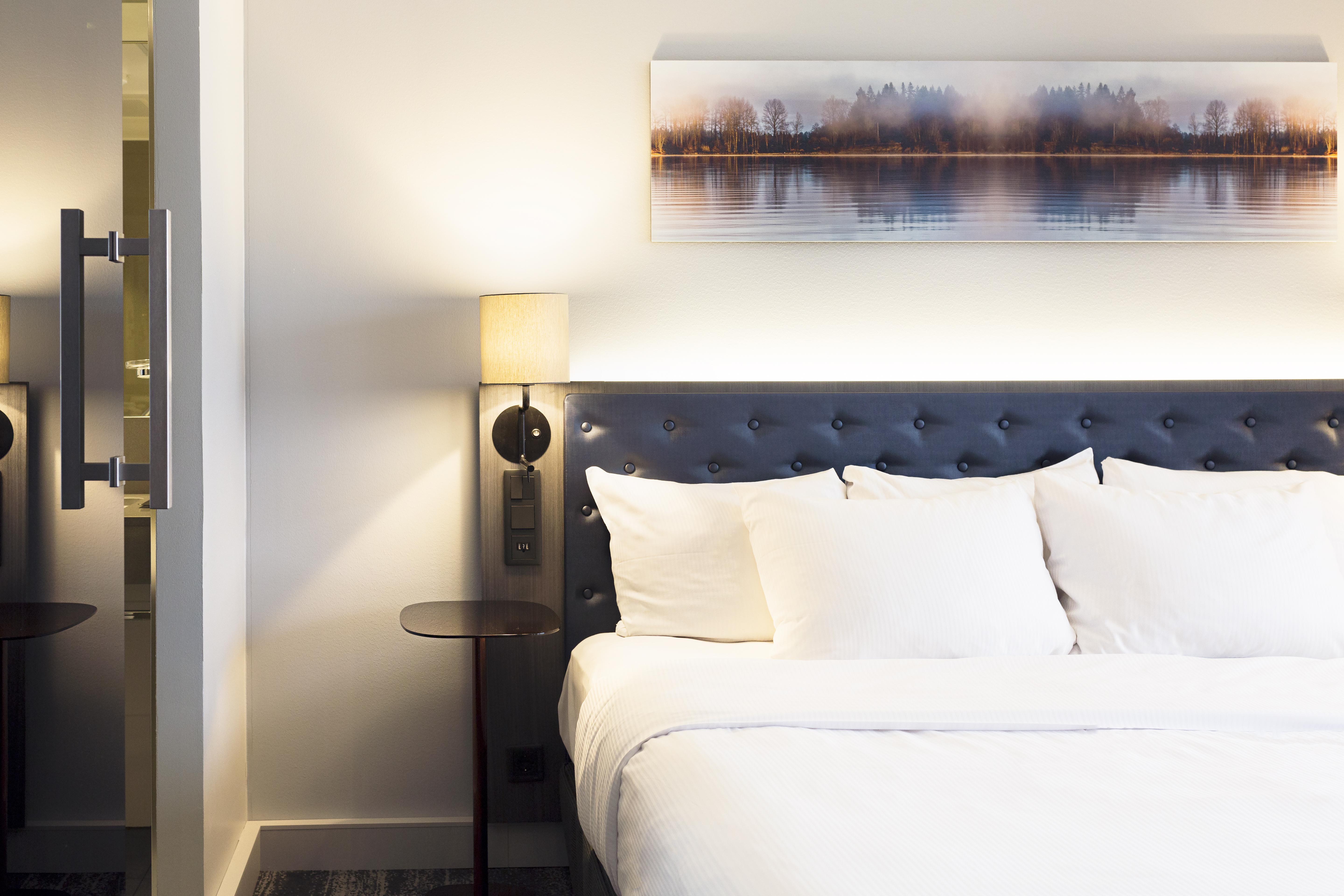 Hilton Helsinki Strand Kültér fotó A bedroom at the hotel