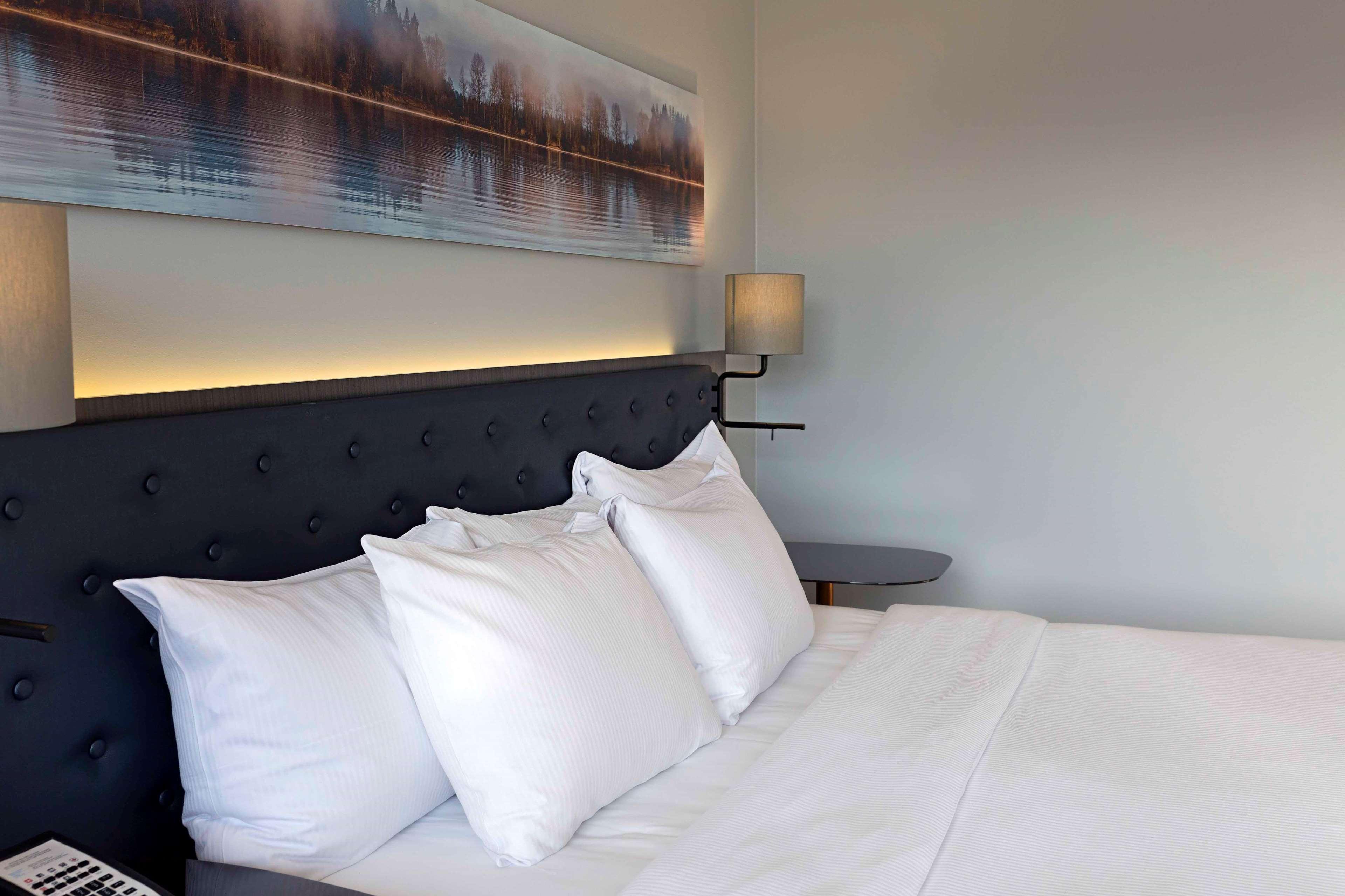 Hilton Helsinki Strand Kültér fotó A bed with three pillows